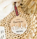 Bola de Natal da família com cidade de Natal e nome