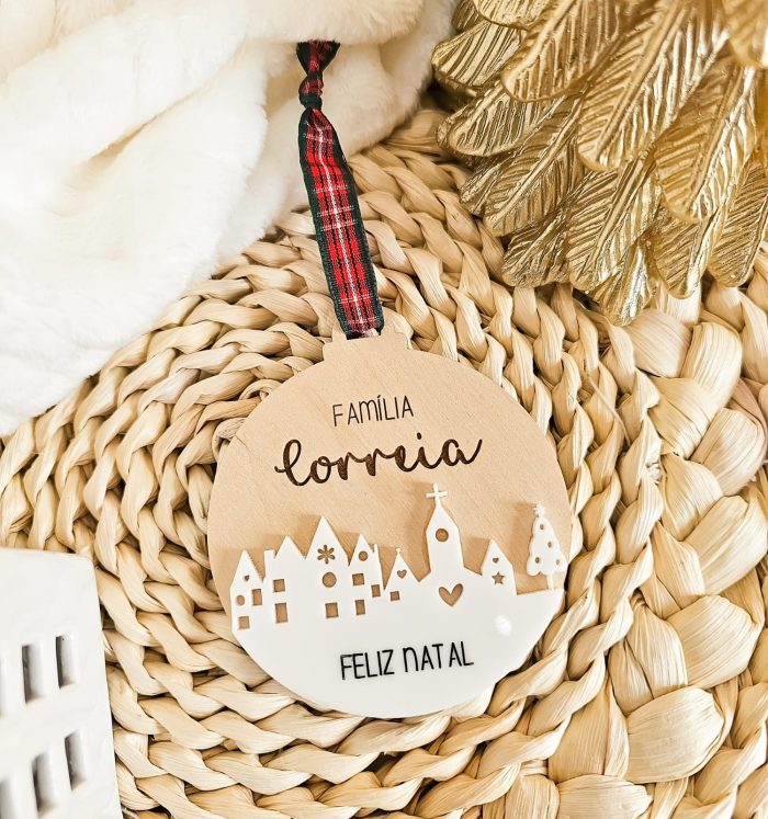 Bola de Natal da família com cidade de Natal e nome