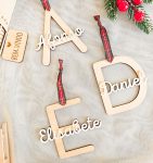 Ornamento de Natal com Inicial e Nome - Madeira e Acrílico Personalizado - PIPÁPÁ - Amor em Madeira Ornamento de Natal com Inicial e Nome - Madeira e Acrílico Personalizado