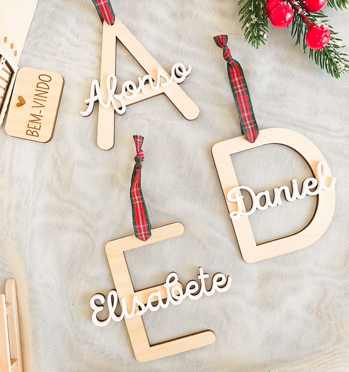 Ornamento de Natal com Inicial e Nome - Madeira e Acrílico Personalizado
