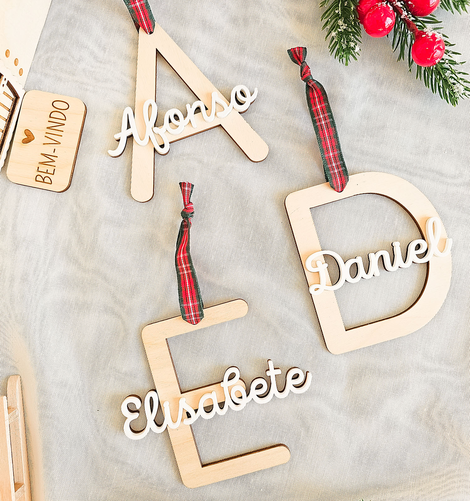 Ornamento de Natal com Inicial e Nome - Madeira e Acrílico Personalizado - PIPÁPÁ - Amor em Madeira Ornamento de Natal com Inicial e Nome - Madeira e Acrílico Personalizado