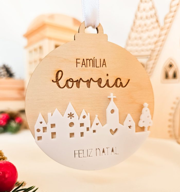 Bola de Natal da família com cidade de Natal e nome