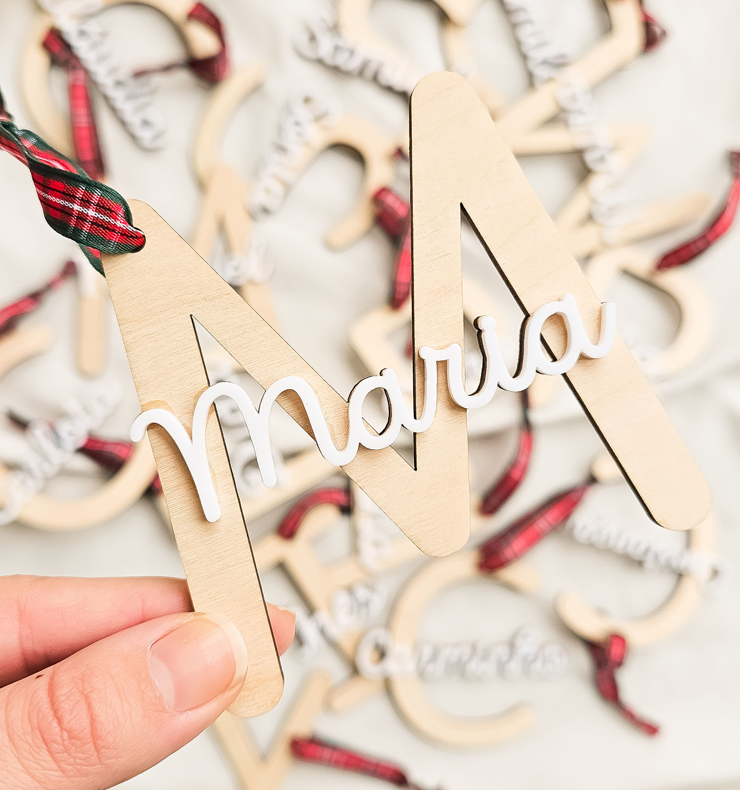Ornamento de Natal com Inicial e Nome - Madeira e Acrílico Personalizado - PIPÁPÁ - Amor em Madeira Ornamento de Natal com Inicial e Nome - Madeira e Acrílico Personalizado