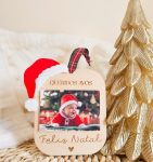 Ornamento de Natal personalizado em madeira com fotografia, mensagem gravada, gorro de Pai Natal decorativo e fita para pendurar. Uma lembrança personalizada para decorar a árvore de Natal ou oferecer a avós, padrinhos e familiares.