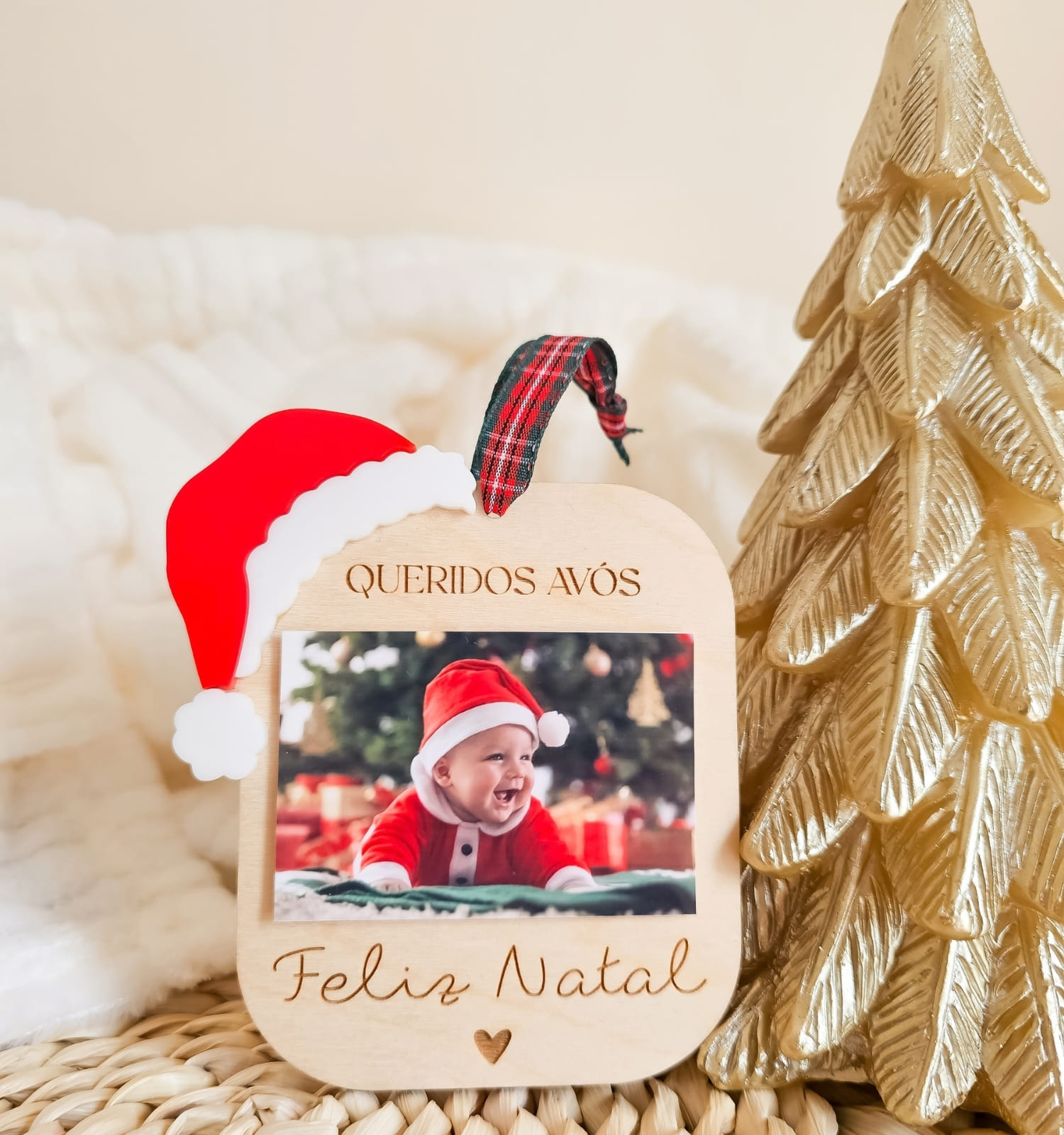 Ornamento de Natal personalizado em madeira com fotografia, mensagem gravada, gorro de Pai Natal decorativo e fita para pendurar. Uma lembrança personalizada para decorar a árvore de Natal ou oferecer a avós, padrinhos e familiares. Ornamento de Natal personalizado em madeira com fotografia, mensagem gravada, gorro de Pai Natal decorativo e fita para pendurar. Uma lembrança personalizada para decorar a árvore de Natal ou oferecer a avós, padrinhos e familiares.