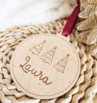 Bola de Natal em Madeira Personalizada – Nome e Árvores de Natal