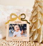 Ornamento de Natal em forma de presente com fotografia e laço em acrílico dourado