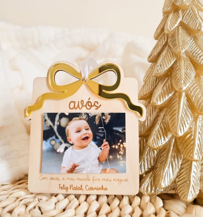Ornamento de Natal em forma de presente com fotografia e laço em acrílico dourado
