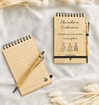 Bloco de Notas com Caneta em Bambu – Educadora - PIPÁPÁ - Amor em Madeira Bloco de Notas com Caneta em Bambu – Educadora