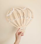 Conjunto de Escova em Cerdas Naturais + Pente Bebé - PIPÁPÁ - Amor em Madeira Wooden hot-air balloon wall decor held by a hand, with the name 'Francesco' in white cursive across the panels.
