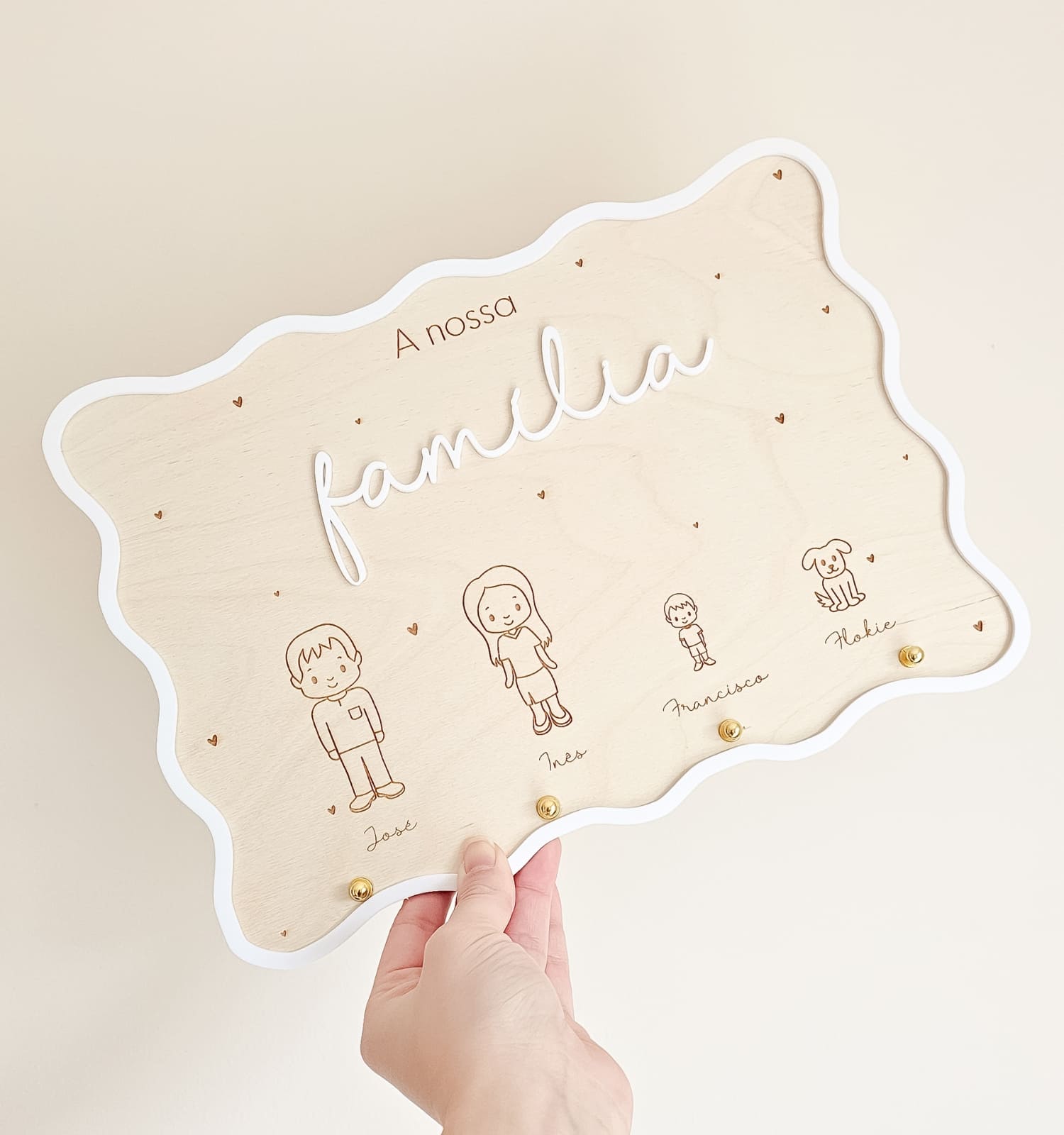 Porta-chaves de parede personalizado em madeira com família e moldura em acrílico branco