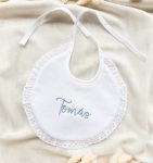 Babete Personalizado com Nome Bordado - PIPÁPÁ - Amor em Madeira Babete Personalizado com Nome Bordado