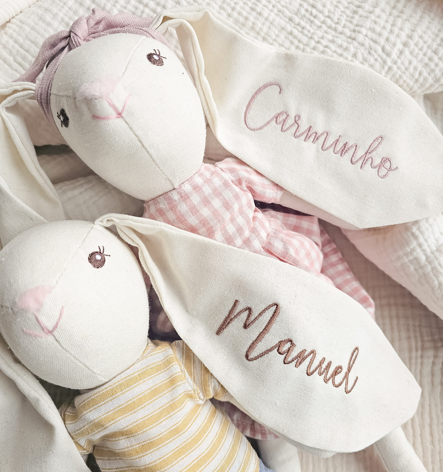 coelha-bordada-com-nome-para-bebe - PIPÁPÁ - Amor em Madeira Boneca coelha personalizada com nome bordado em tecido natural para bebé e criança