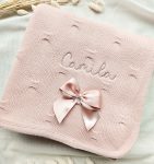 Manta Polar Personalizada com Nome Bordado - PIPÁPÁ - Amor em Madeira Manta Polar Personalizada com Nome Bordado