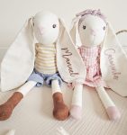 coelha-bordada-com-nome-para-bebe - PIPÁPÁ - Amor em Madeira Boneca coelha personalizada com nome bordado em tecido natural para bebé e criança