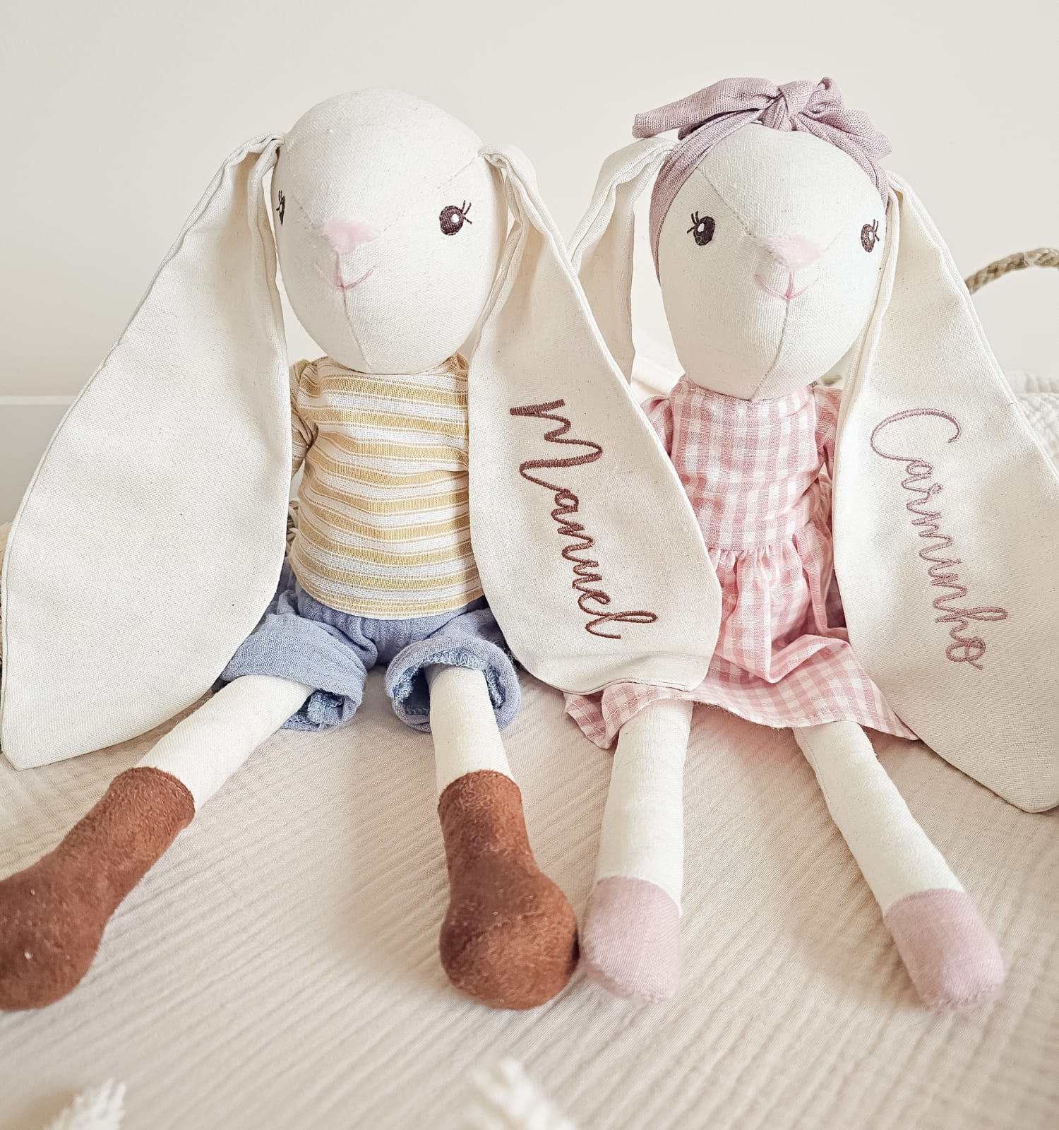 coelha-bordada-com-nome-para-bebe - PIPÁPÁ - Amor em Madeira Boneca coelha personalizada com nome bordado em tecido natural para bebé e criança