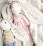 coelha-bordada-com-nome-para-bebe - PIPÁPÁ - Amor em Madeira Boneca coelha personalizada com nome bordado em tecido natural para bebé e criança