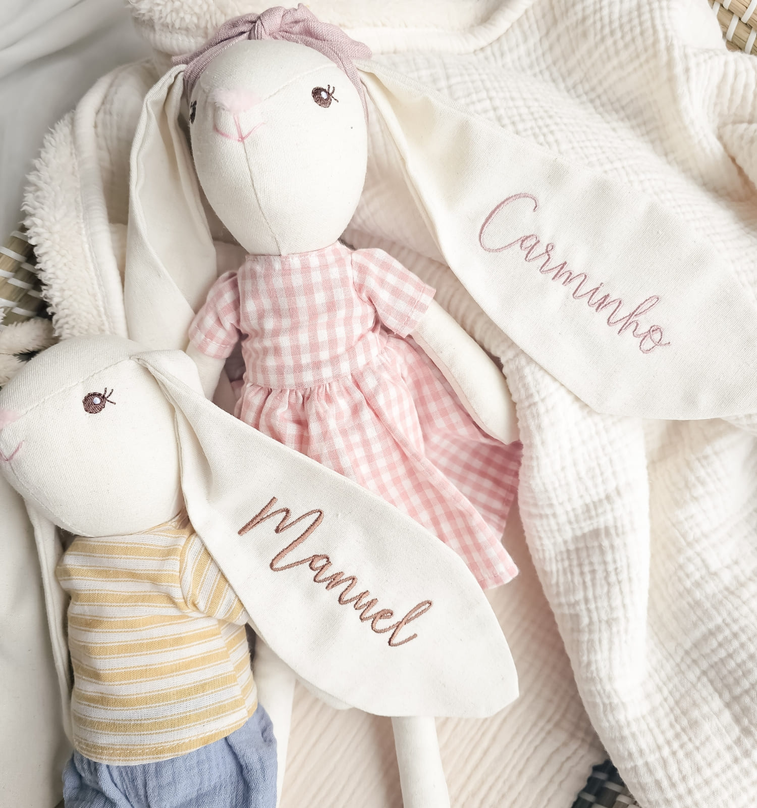 coelha-bordada-com-nome-para-bebe - PIPÁPÁ - Amor em Madeira Boneca coelha personalizada com nome bordado em tecido natural para bebé e criança