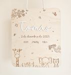 Placa de nascimento em madeira personalizada para pendurar com tema animais