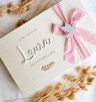 conjunto-batismo-chiffon-rosa-claro-medalhao-dourado-personalizado - PIPÁPÁ - Amor em Madeira Conjunto de Batismo Completo Rosa