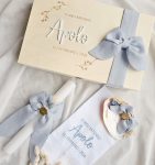 Conjunto de batismo personalizado em linho azul claro com caixa, toalha, concha e vela