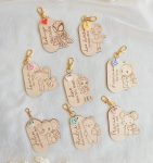 Identificadores de mochila personalizados em madeira com nome, apelido e desenhos infantis - PIPÁPÁ - Amor em Madeira Identificadores de mochila personalizados em madeira com nome, apelido e desenhos infantis