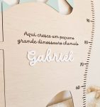 Régua de Crescimento Dinossauro Personalizada - PIPÁPÁ - Amor em Madeira Wooden growth chart with a vertical measurement scale; engraving in Portuguese mentions a small big dinosaur named Gabriel, with the white cursive name 'Gabriel'