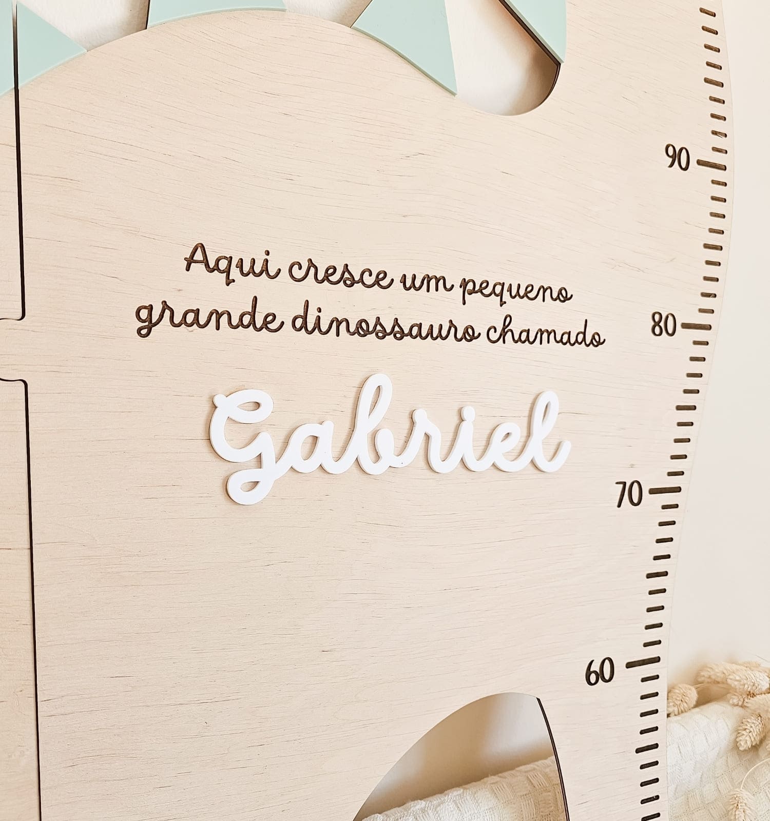 Régua de Crescimento Dinossauro Personalizada - PIPÁPÁ - Amor em Madeira Wooden growth chart with a vertical measurement scale; engraving in Portuguese mentions a small big dinosaur named Gabriel, with the white cursive name 'Gabriel'