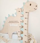 Régua de Crescimento Dinossauro Personalizada - PIPÁPÁ - Amor em Madeira Wooden dinosaur-shaped growth chart with measurement scale and the name Gabriel; a cute baby height ruler in pastel colors, likely for a child’s room.
