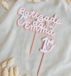 topper-bolo-personalizado-borboletas - PIPÁPÁ - Amor em Madeira Pastel pink and white "Baby shower" sign with butterfly cutouts on a light fabric backdrop.