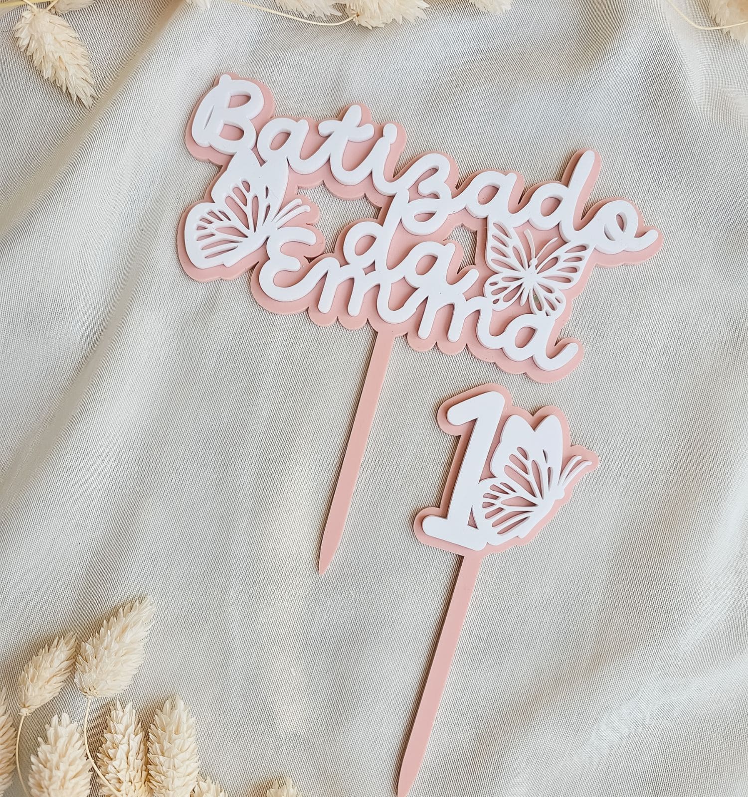 topper-bolo-personalizado-borboletas - PIPÁPÁ - Amor em Madeira Pastel pink and white "Baby shower" sign with butterfly cutouts on a light fabric backdrop.