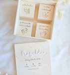 Conjunto de quatro blocos de madeira com textos em português sobre marcos do bebê, dentro de uma caixa branca clara. - PIPÁPÁ - Amor em Madeira Conjunto de quatro blocos de madeira com textos em português sobre marcos do bebê, dentro de uma caixa branca clara.