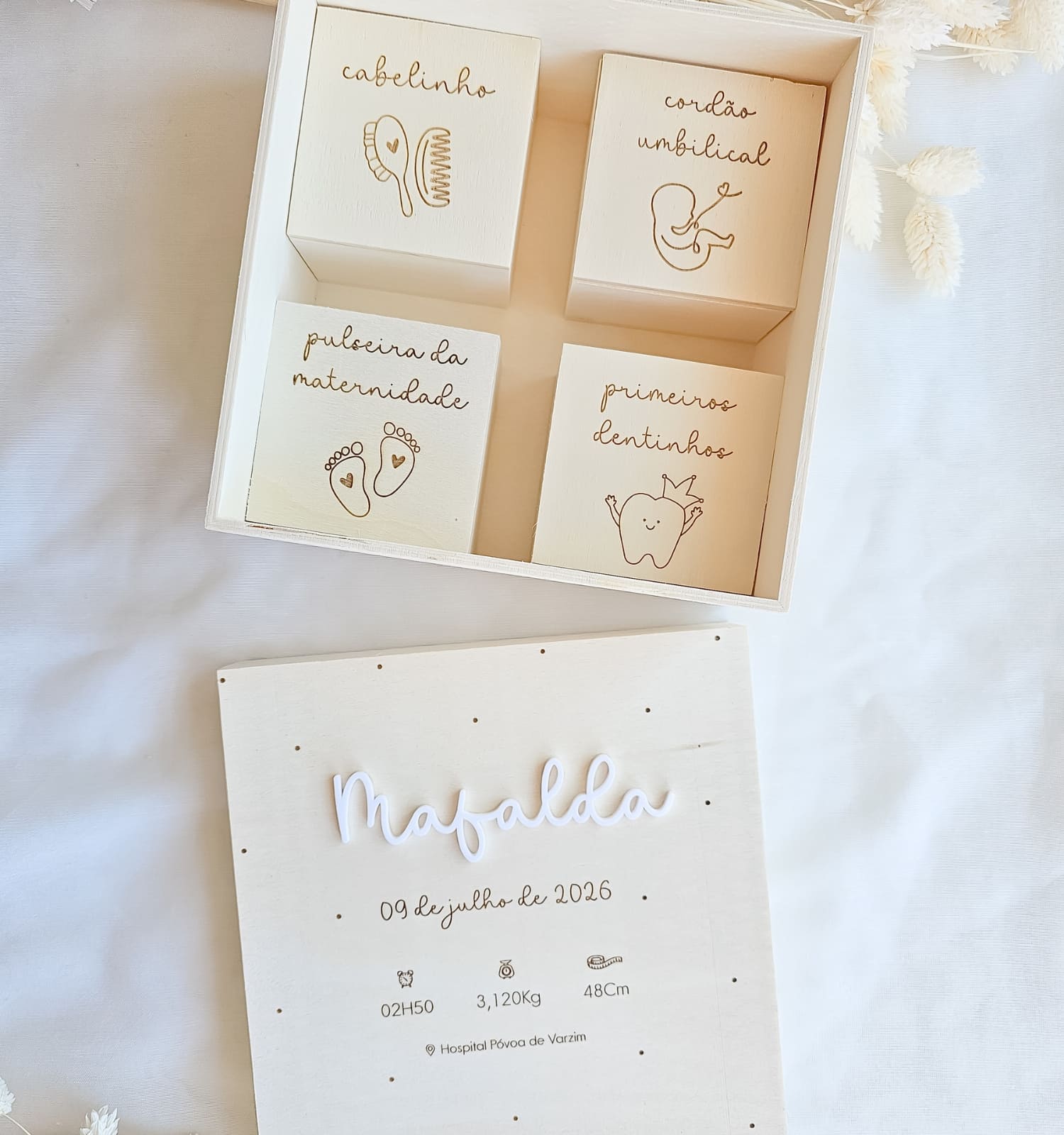 Conjunto de quatro blocos de madeira com textos em português sobre marcos do bebê, dentro de uma caixa branca clara. - PIPÁPÁ - Amor em Madeira Conjunto de quatro blocos de madeira com textos em português sobre marcos do bebê, dentro de uma caixa branca clara.