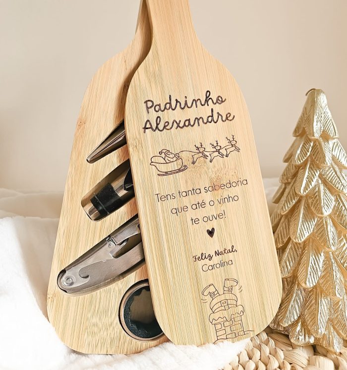 Tábua de cozinha em madeira personalizada com mensagem e acessórios para vinho no interior