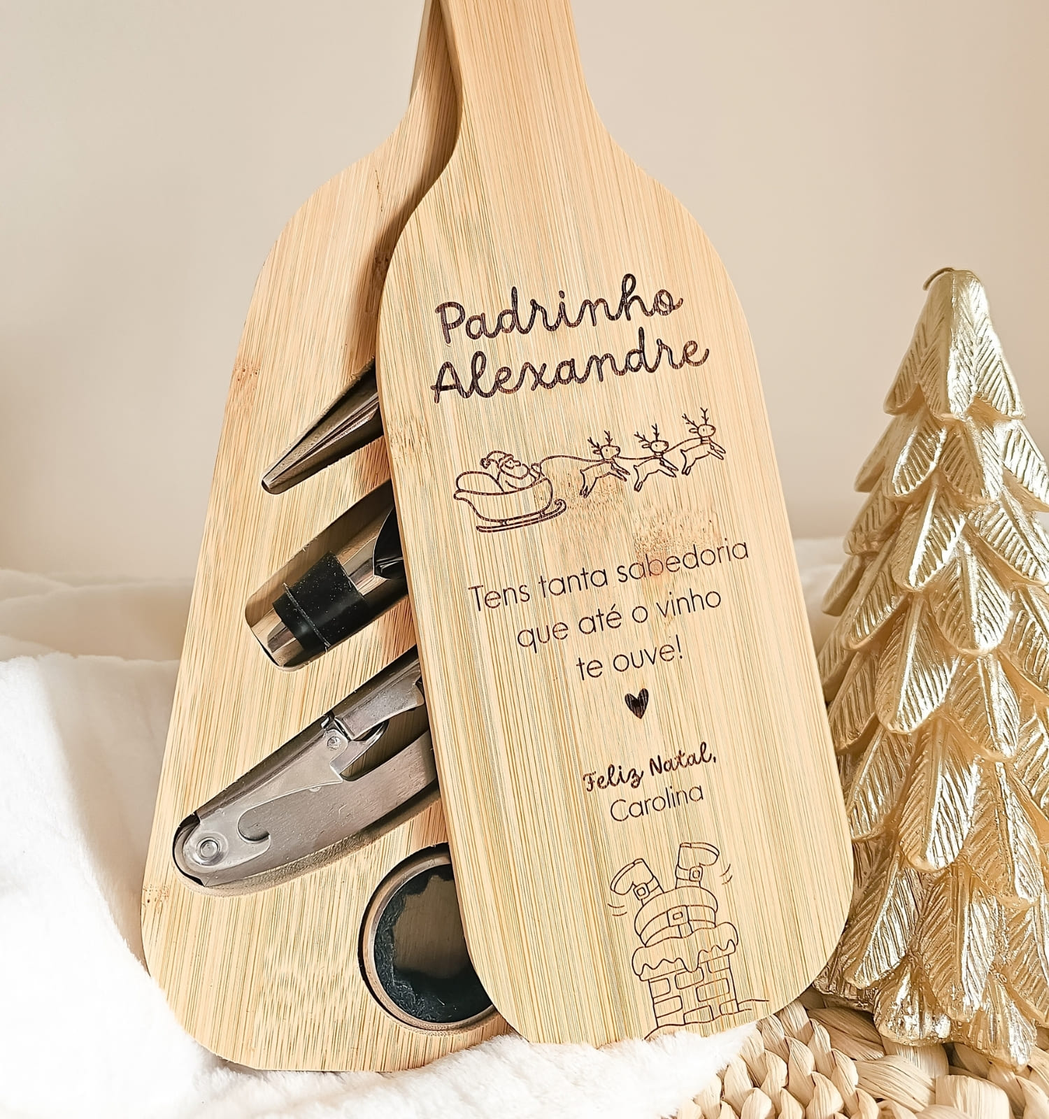 Tábua de cozinha em madeira personalizada com mensagem e acessórios para vinho no interior Tábua de cozinha em madeira personalizada com mensagem e acessórios para vinho no interior