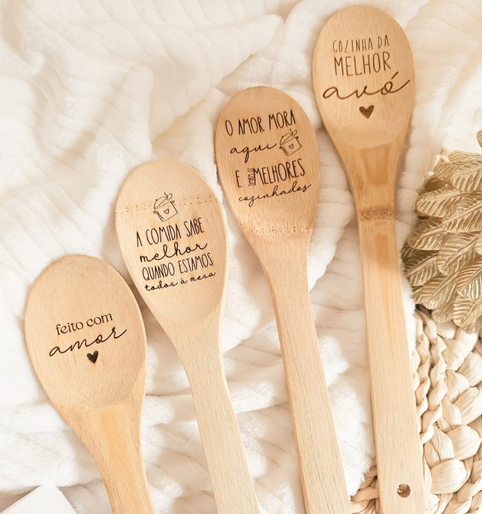 Colheres de pau com diferentes mensagens sobre cozinha, família e amor