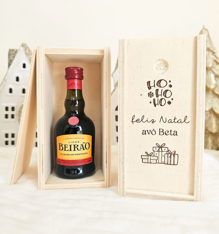 Mini caixas de Natal em madeira personalizadas com mensagem e garrafinha de Licor Beirão