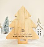 Tábua de Natal em forma de pinheiro personalizada com nome de família, desenho de casinha e mensagem especial. Um presente cheio de significado.
